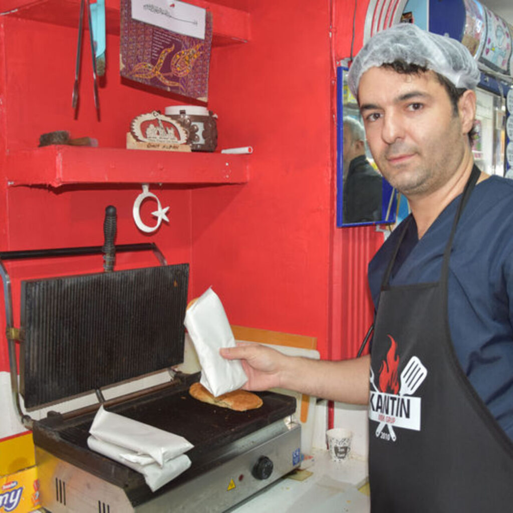 Kantinci “Askıda tost” uygulaması başlattı