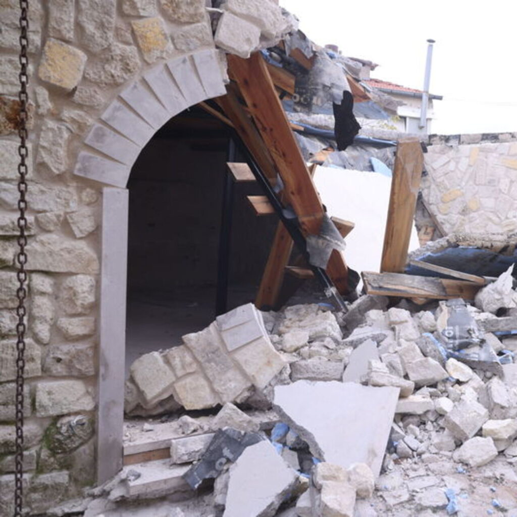 Kapadokya’da kaçak restoran yıkıldı