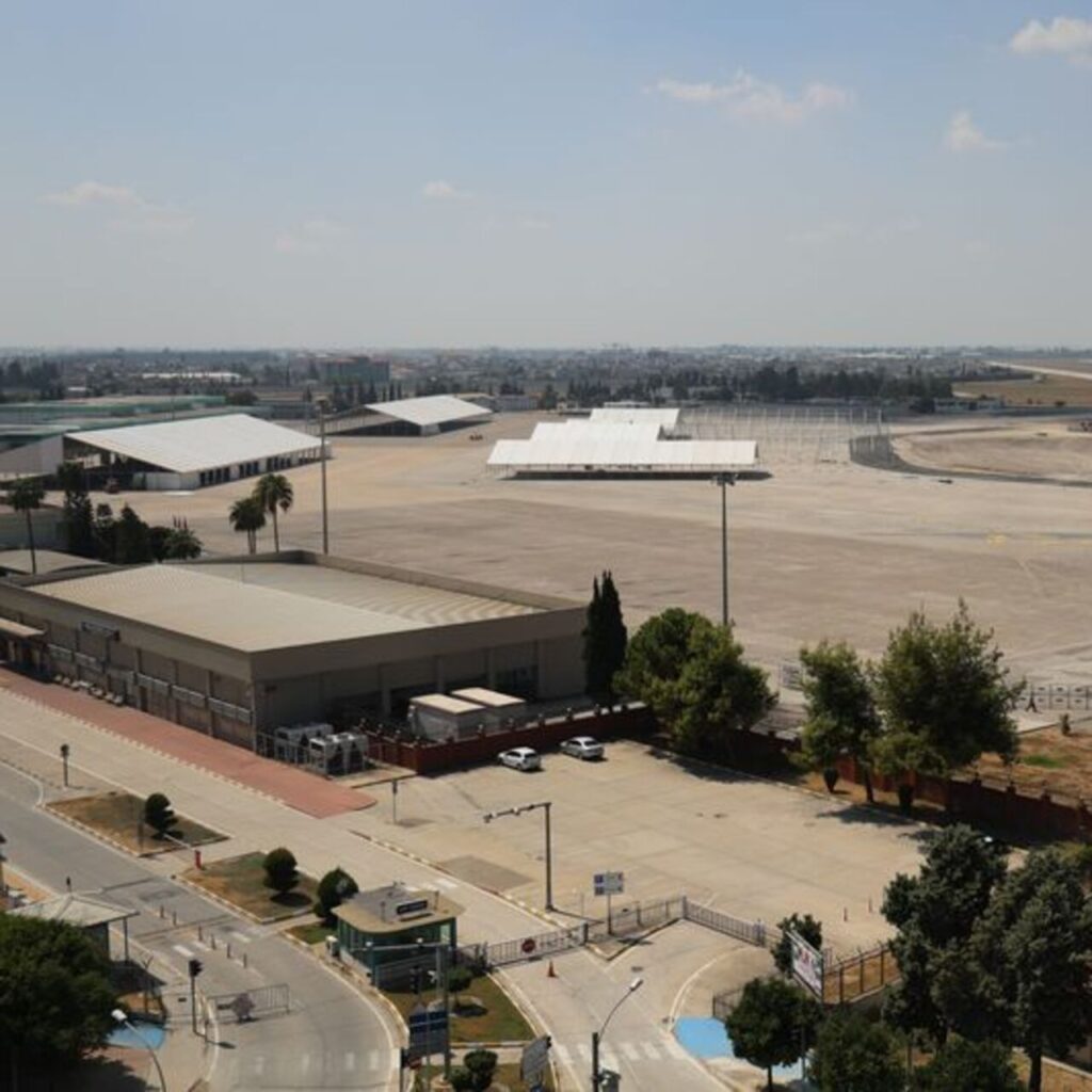 Lübnan’daki Türkleri taşıyan uçak Adana’ya indi