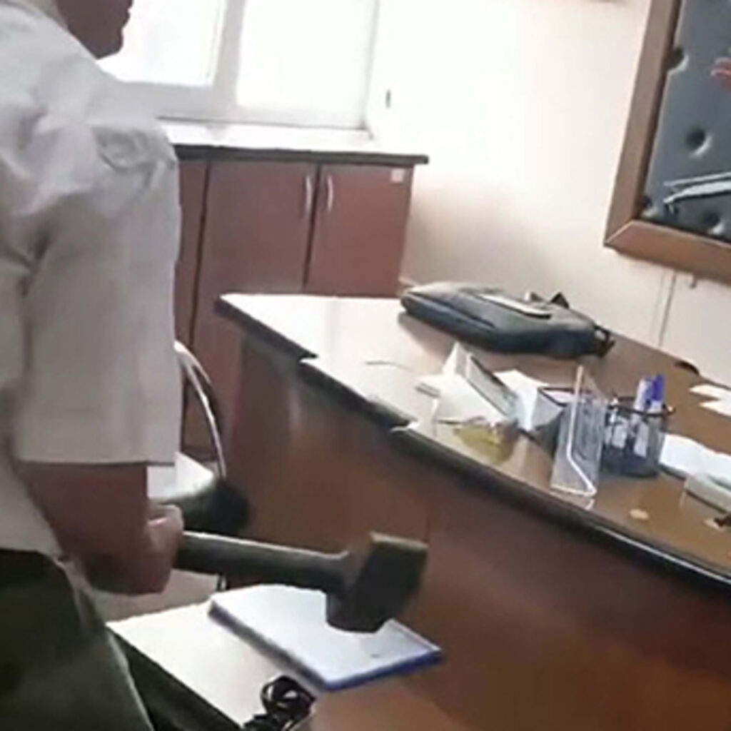 Makam odasında balyozlu saldırı