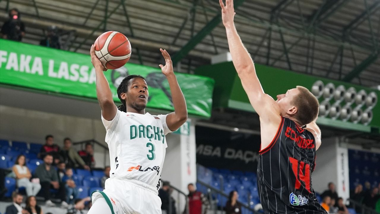 Manisa Basket Darüşşafaka Lassa karşılaşmasında gülen taraf Darüşşafaka oldu