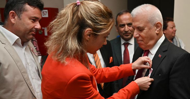 Meme kanserine ‘pembe kurdele’ ile dikkat çekildi