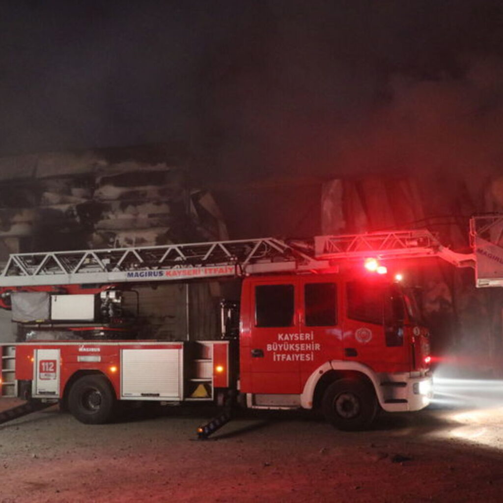 Mobilya fabrikasında yangın çıktı