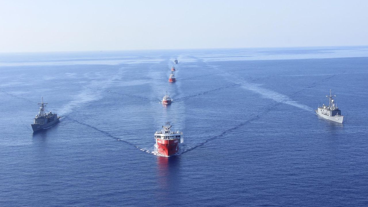 Oruç Reis, Türk Deniz Kuvvetleri güvencesi ile Süveyş Kanalı’nı geçti