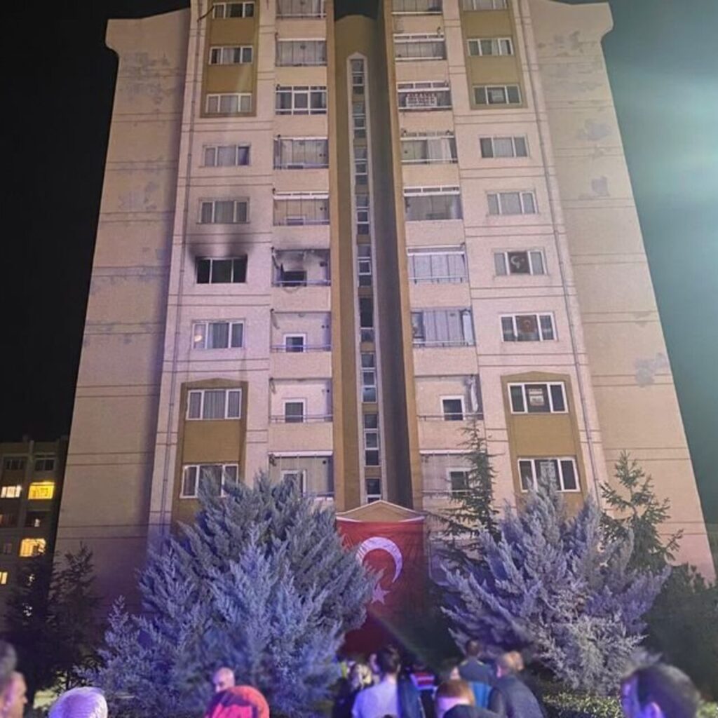 Oturduğu evi yakmaya çalıştı: 2 kişi dumandan etkilendi