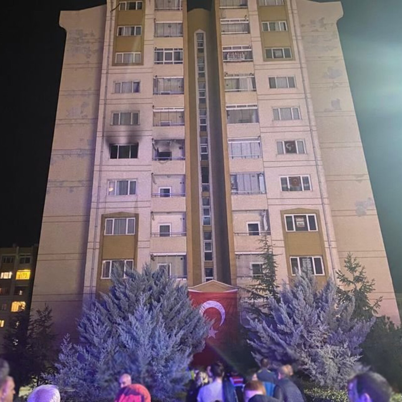 Oturduğu evi yakmaya çalıştı: 2 kişi dumandan etkilendi