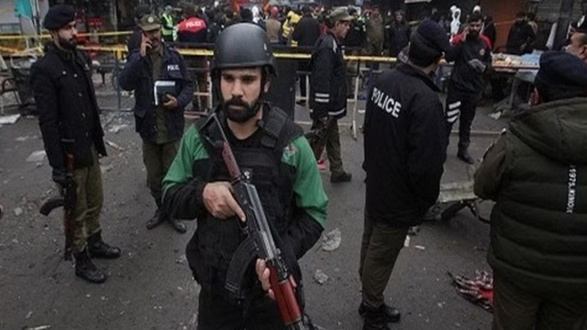 Pakistan’da çocuk aşısı yapan ekibe saldırı: 2 polis öldü