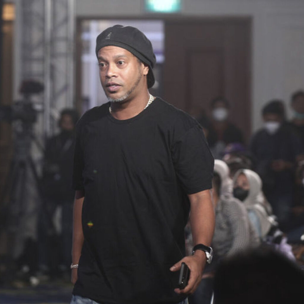 Ronaldinho futbola geri dönüyor!