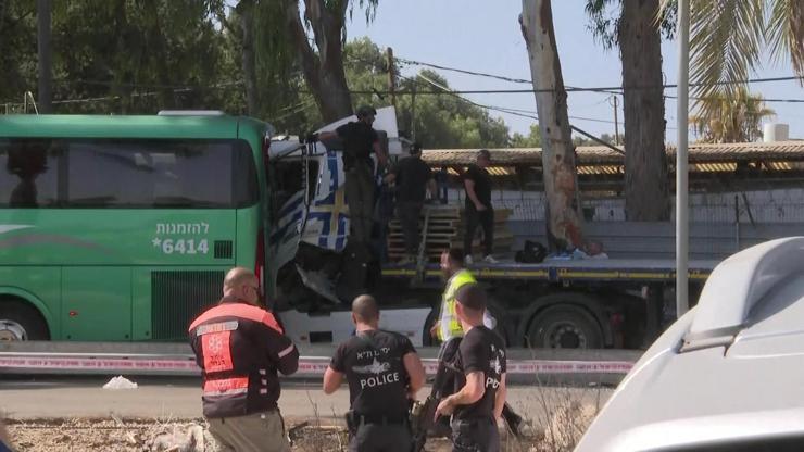 SON DAKİKA… MOSSAD karargahı yakınında saldırı! Tel Aviv’de kamyon, otobüs durağına daldı: 24 yaralı
