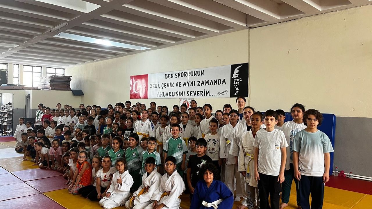 Salihli’de 182 judocu kuşak atladı