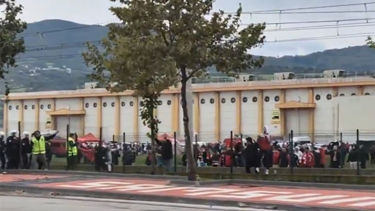 Samsunspor-Fenerbahçe maçı öncesinde dehşet anları: Taraftarlar birbirine girdi!