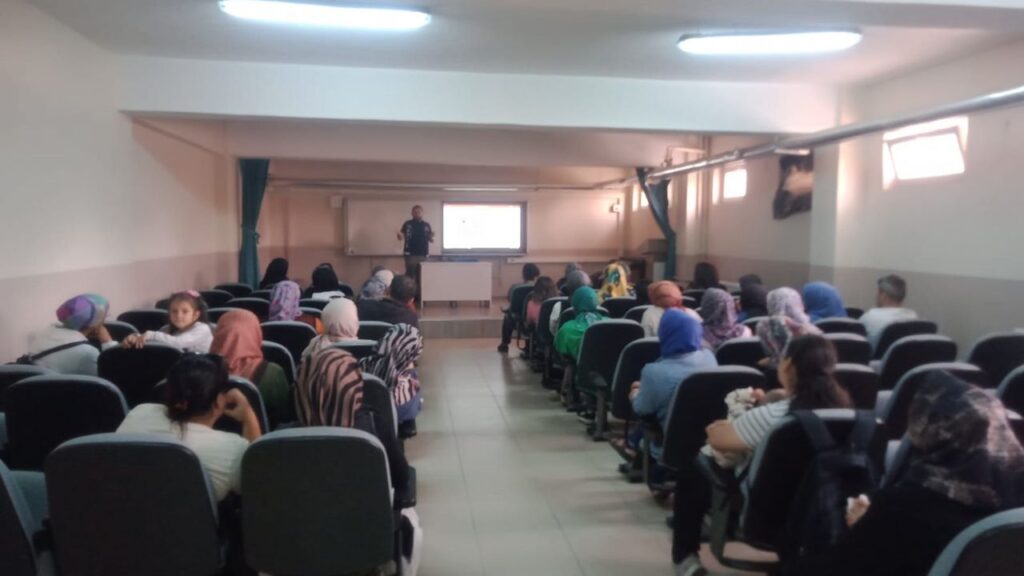 Soma Canlar Ortaokulu’nda narkotik semineri