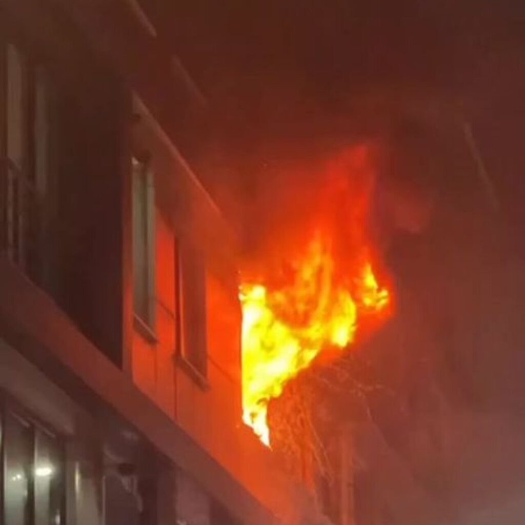 Sultangazi’de korkutan yangın!