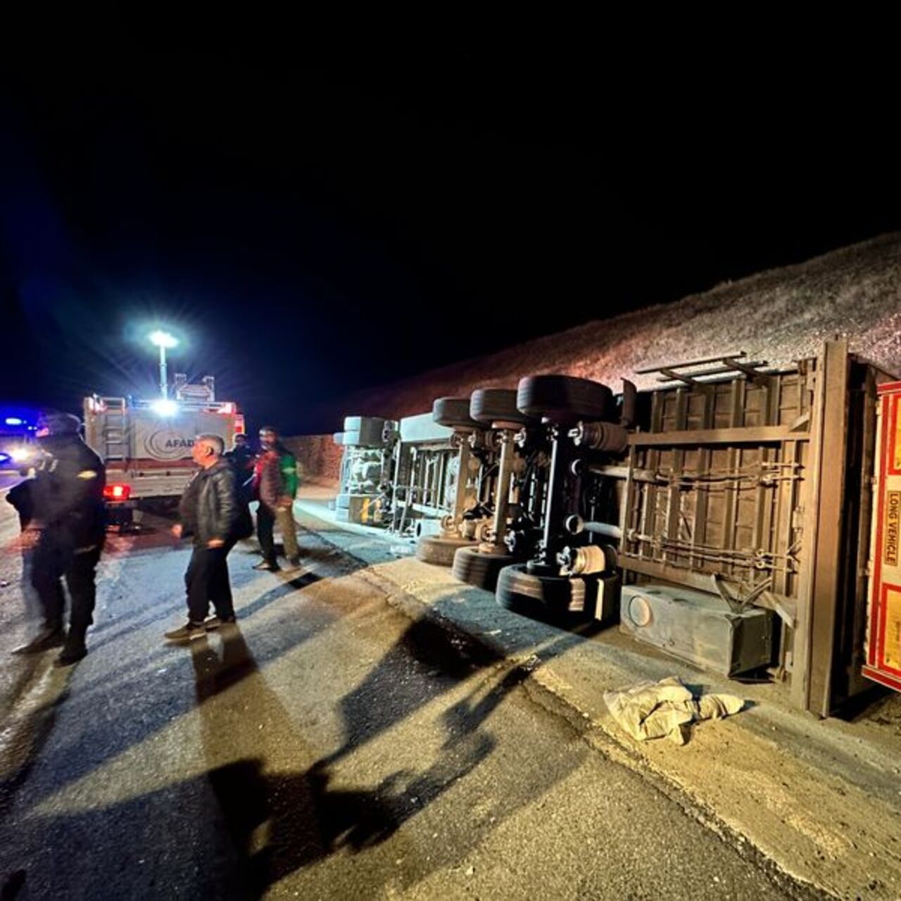 Tunceli’de TIR devrildi: 50 küçükbaş öldü