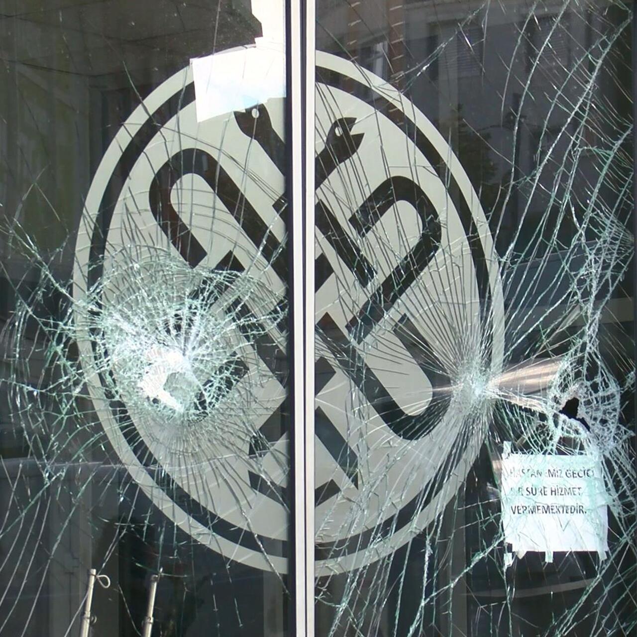 Yenidoğan çetesi skandalında adı geçen hastane taşlandı