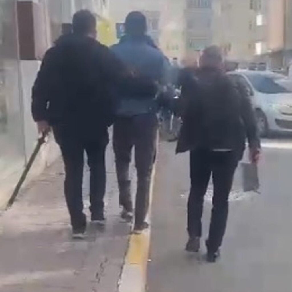 AK Parti il binasına satırlı saldırı!