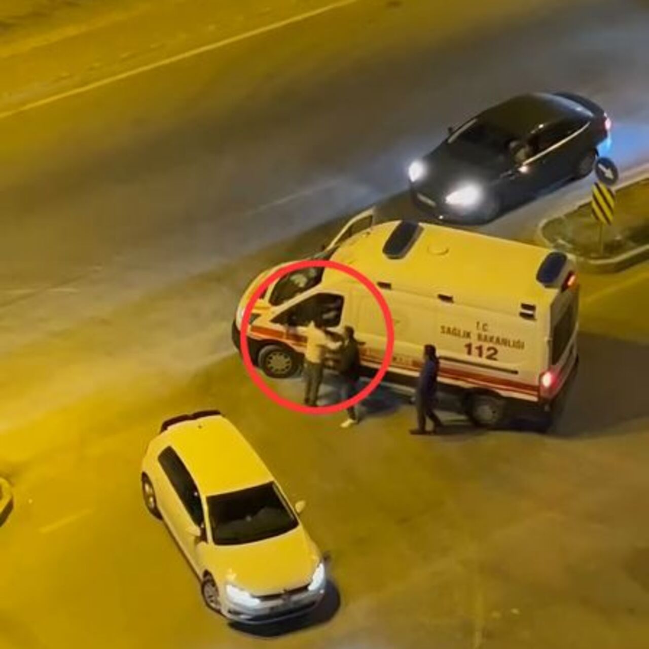 Ambulansa yumruklu saldırı kamerada