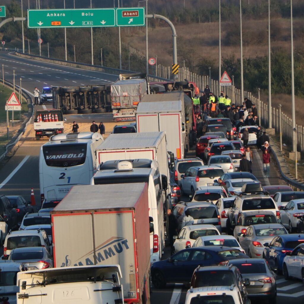 Anadolu Otoyolu’nda trafiği kilitleyen kaza