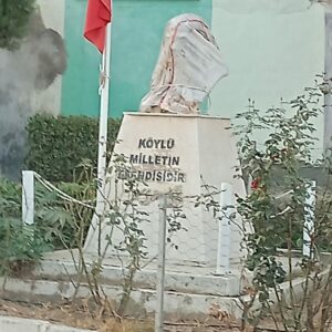 Atatürk büstlerine saldırı