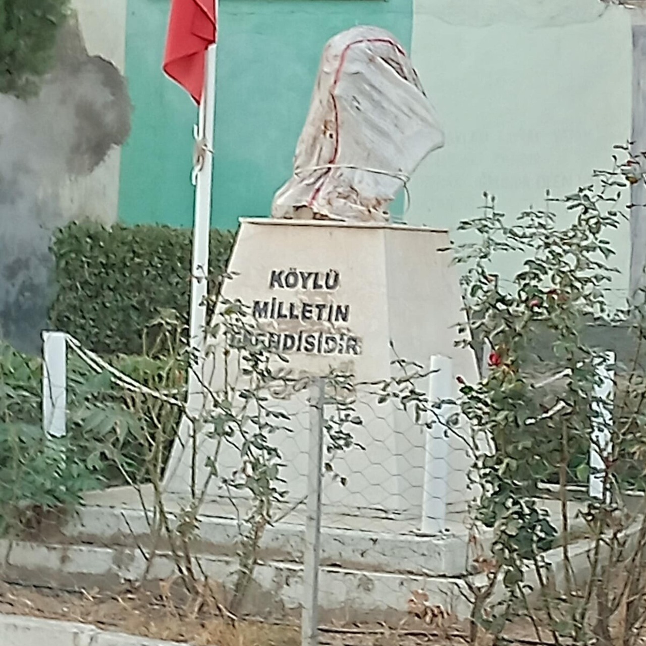 Atatürk büstlerine saldırı