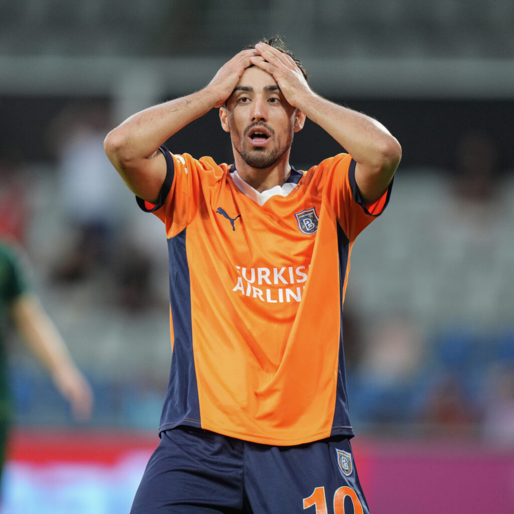 Başakşehir’de kadro dışı kararı!