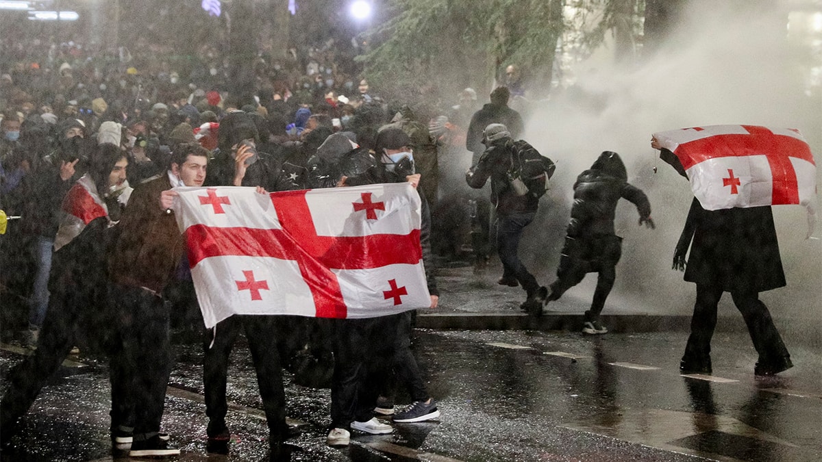 Başbakan anayasayı ihlal etti, sokaklar savaş alanı oldu