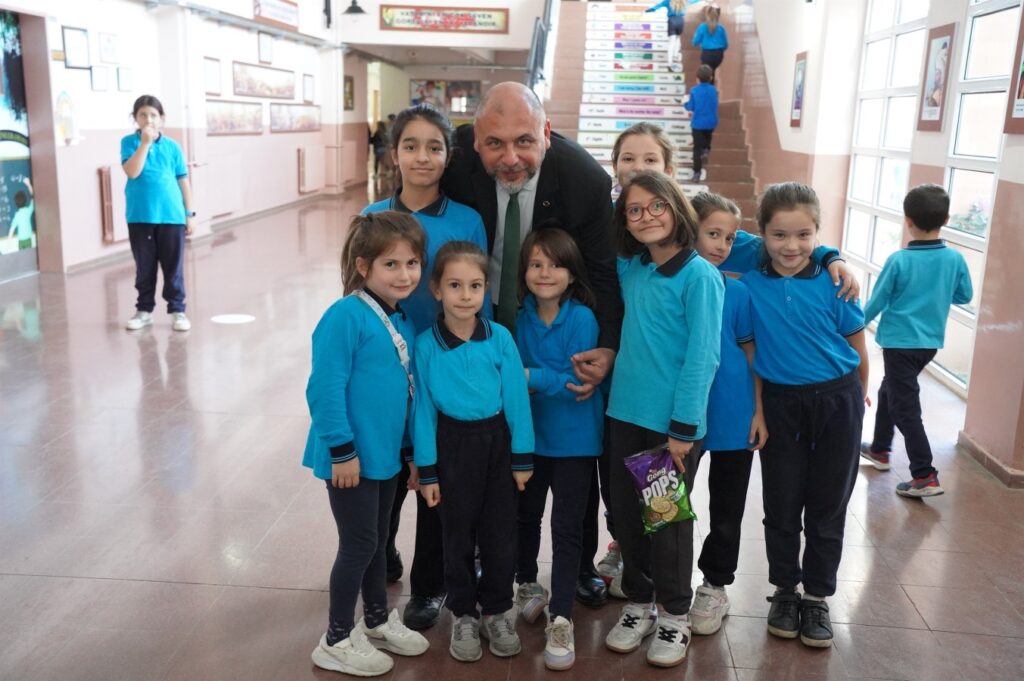 Başkan Aydın’a Miniklerden Teşekkür: 29 Ekim Coşkusu Koç İlkokulu’nda Yaşandı