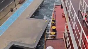 Beykoz’da sürüklenen gemi kıyıya çarpmaktan son anda kurtuldu