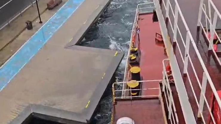 Beykoz’da sürüklenen gemi kıyıya çarpmaktan son anda kurtuldu