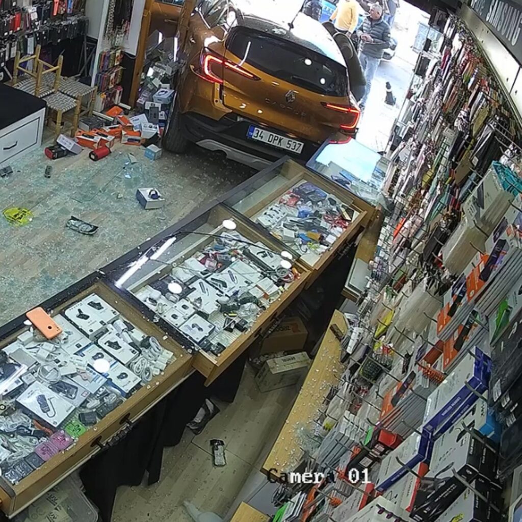 Bodrum’da otomobil, telefon mağazasına girdi