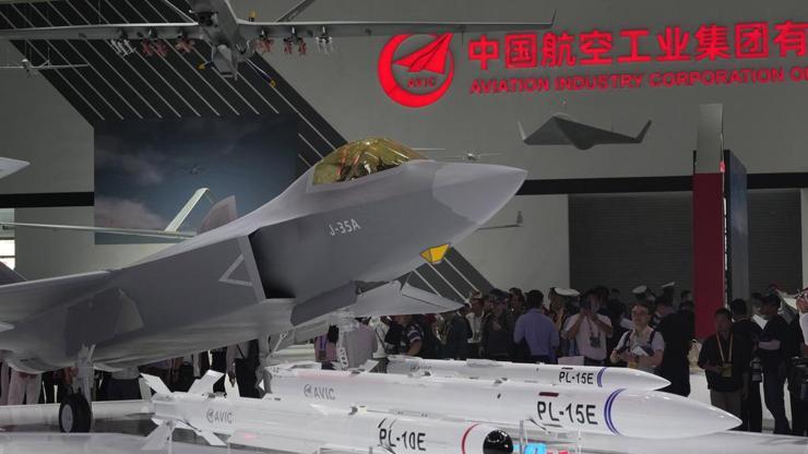 Çin’den askeri gövde gösterisi! Bilim kurgu hissi uyandıran 6’ncı nesil savaş uçağı ilk kez sahnede!