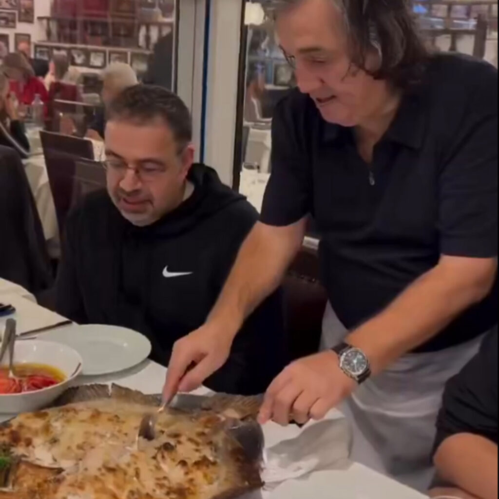 Daron Acemoğlu’na ‘kalkan’lı kutlama