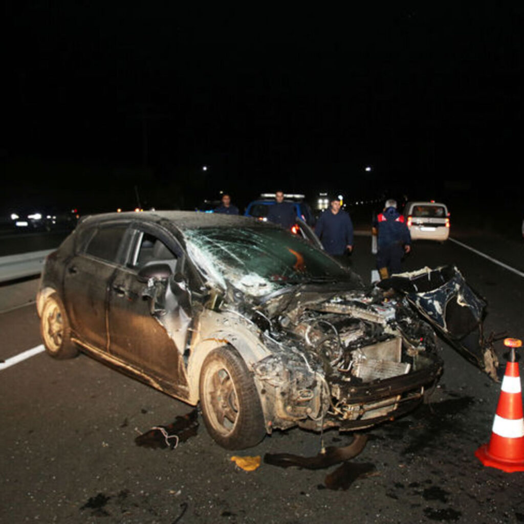 Düğünden dönen kamyonete otomobil çarptı 6 yaralı