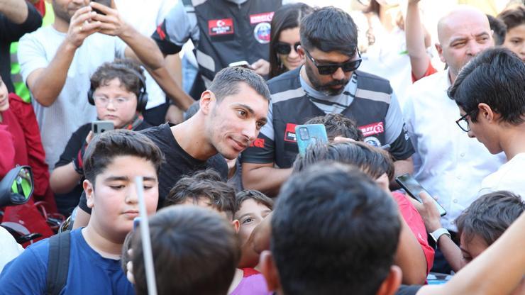 Dünya şampiyonu milli motosikletçi Toprak Razgatlıoğlu, memleketinde coşkuyla karşılandı!