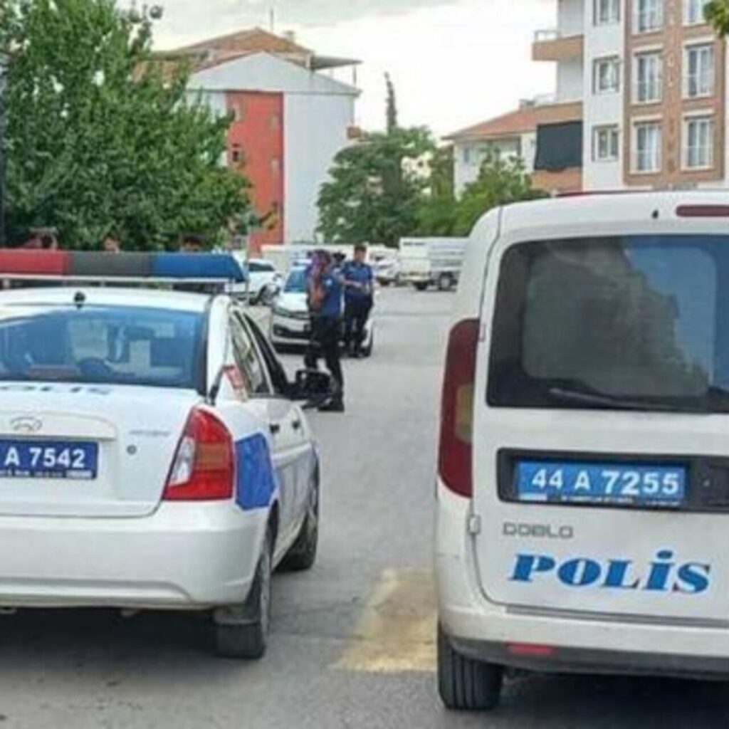 Hasarlı binadan el bombası çıktı!