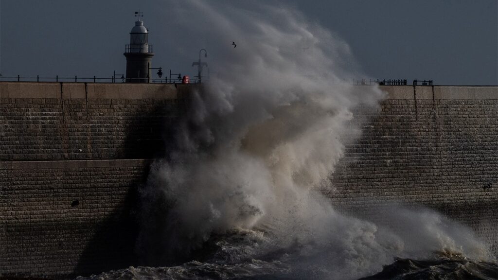İngiltere’den ‘Bert’ geçti: Sokaklar nehir oldu, acil durum ilan edildi