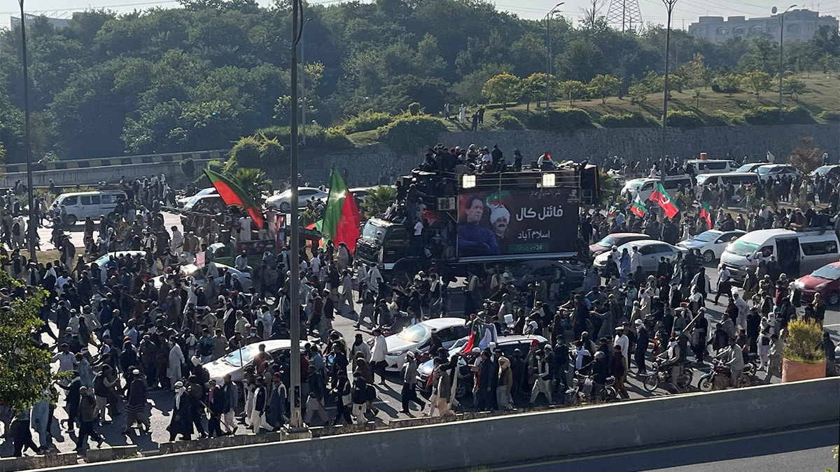 İslamabad savaş alanı: Konteynırdan duvarları aştılar, 4 polis öldü