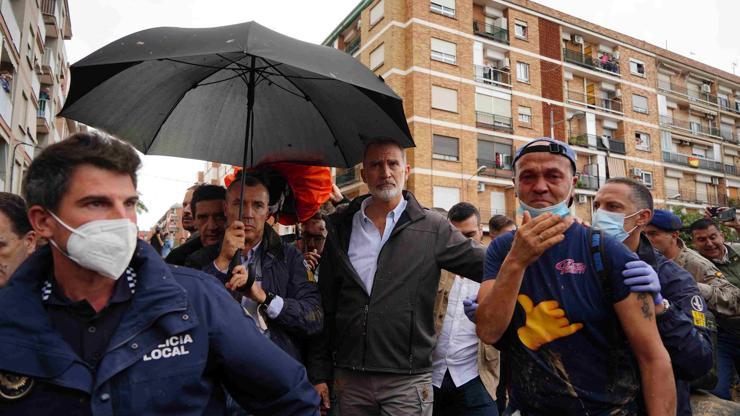 İspanya’da öfke büyüyor: Sel bölgesini ziyaret eden Kral 6. Felipe’ye çamur atıldı!  “Katiller” diye bağırdılar…