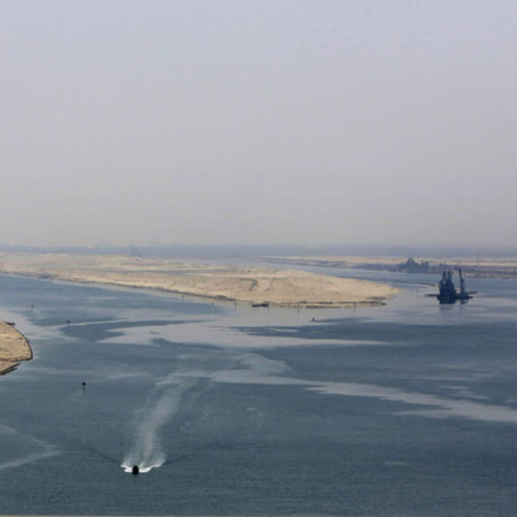 İsrail savaş gemisinin geçişi Mısır’da tartışma yarattı