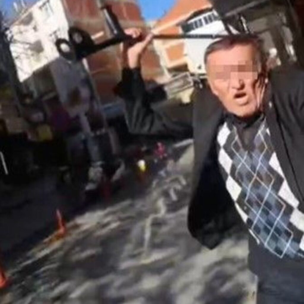 Kadın kiracısını koltuk değneğiyle dövdü!