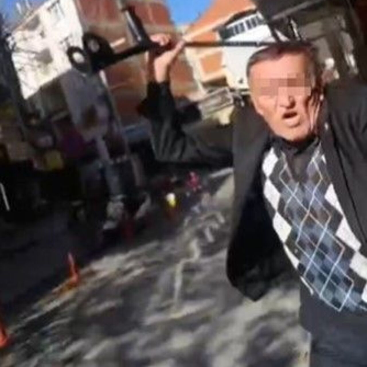 Kadın kiracısını koltuk değneğiyle dövdü!