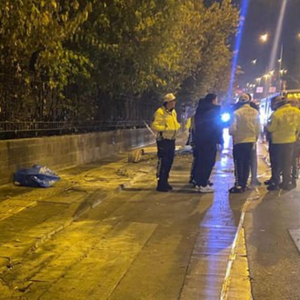 Kırmızı ışıkta feci kaza: 1 ölü, 1 ağır yaralı