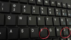 Klavyede F ve J harflerinin üzerindeki kabartmalar aslında bu işe yarıyormuş