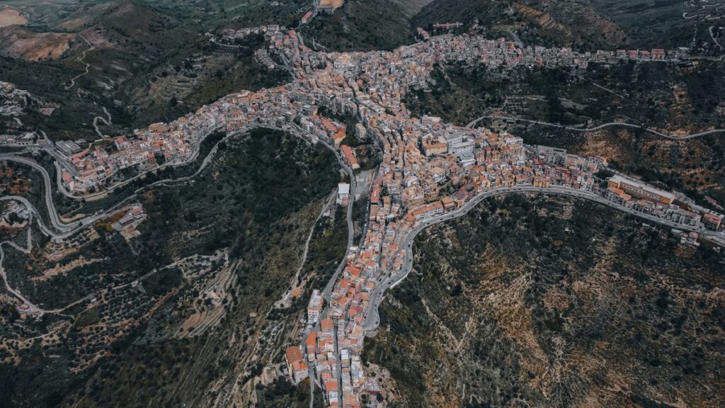 Köyün içine giren fark etmiyor, dışardan gören hayret ediyor
