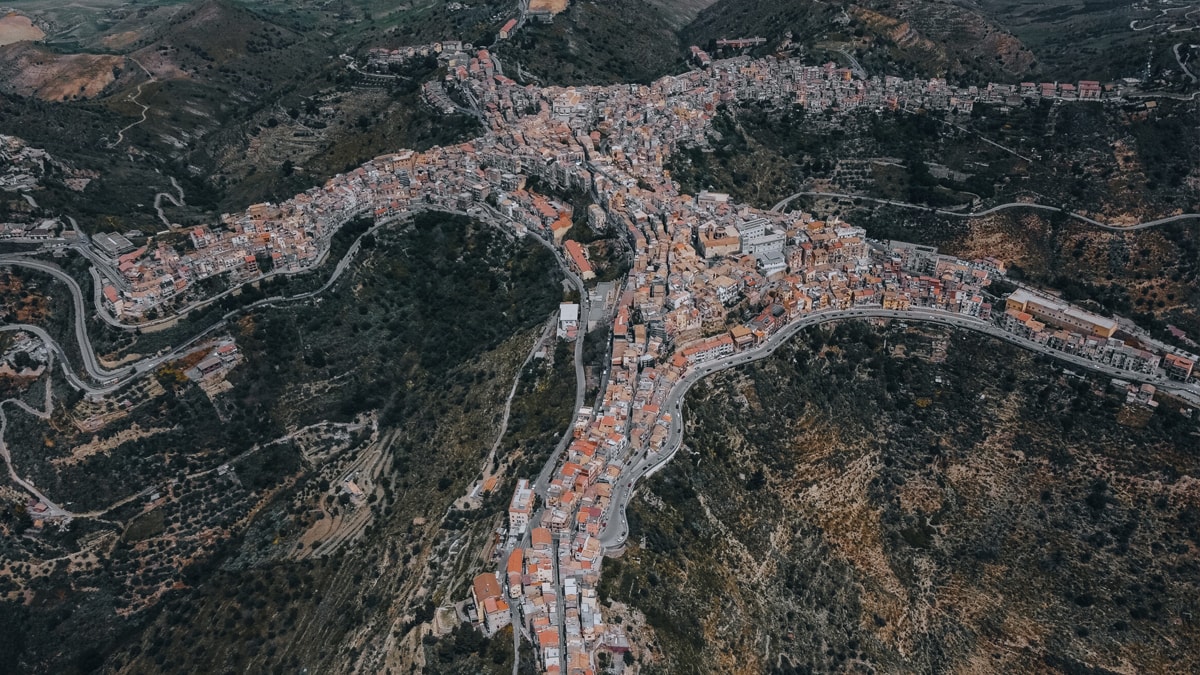 Köyün içine giren fark etmiyor, dışardan gören hayret ediyor