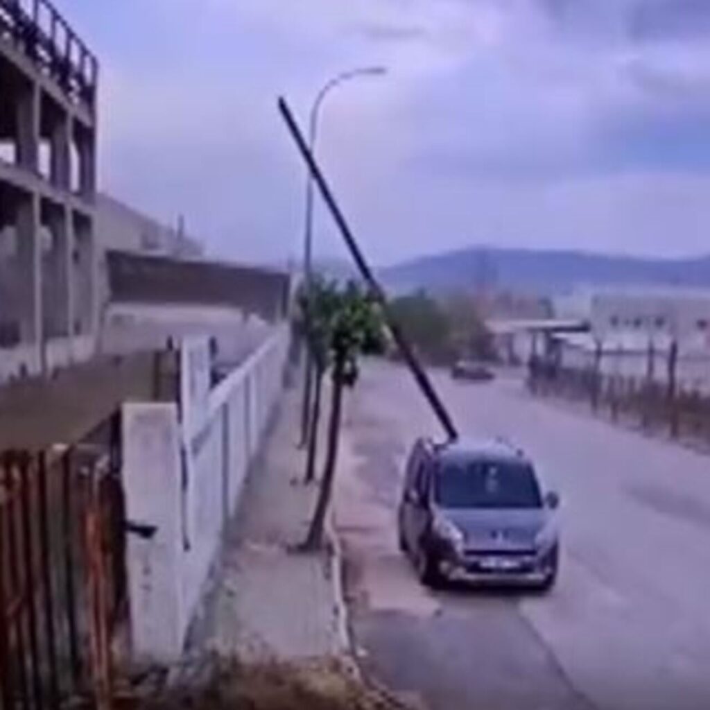 Lodos etkisi: Metal parça otomobile saplandı