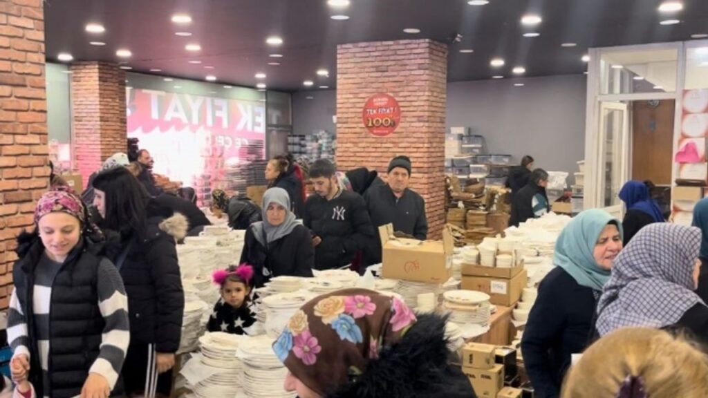 Mağaza açılışında izdiham çıktı: Vatandaşlar birbirini ezdi