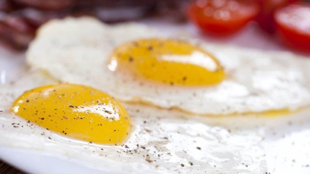 Meğer yumurtayı bu yağla pişirmek gerekiyormuş! Herkes zeytinyağı sanıyor, ama değil…