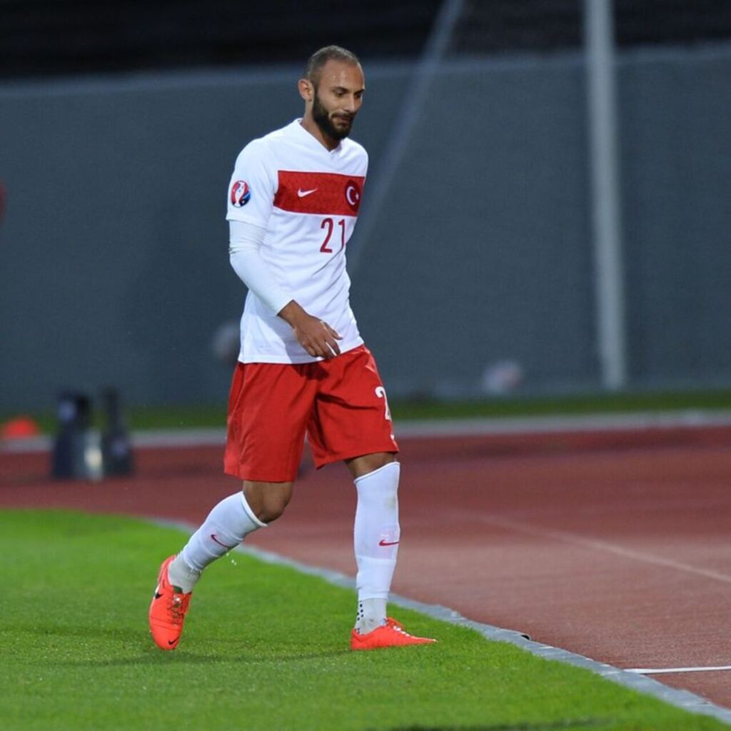 Milli futbolcu sahalara veda etti!