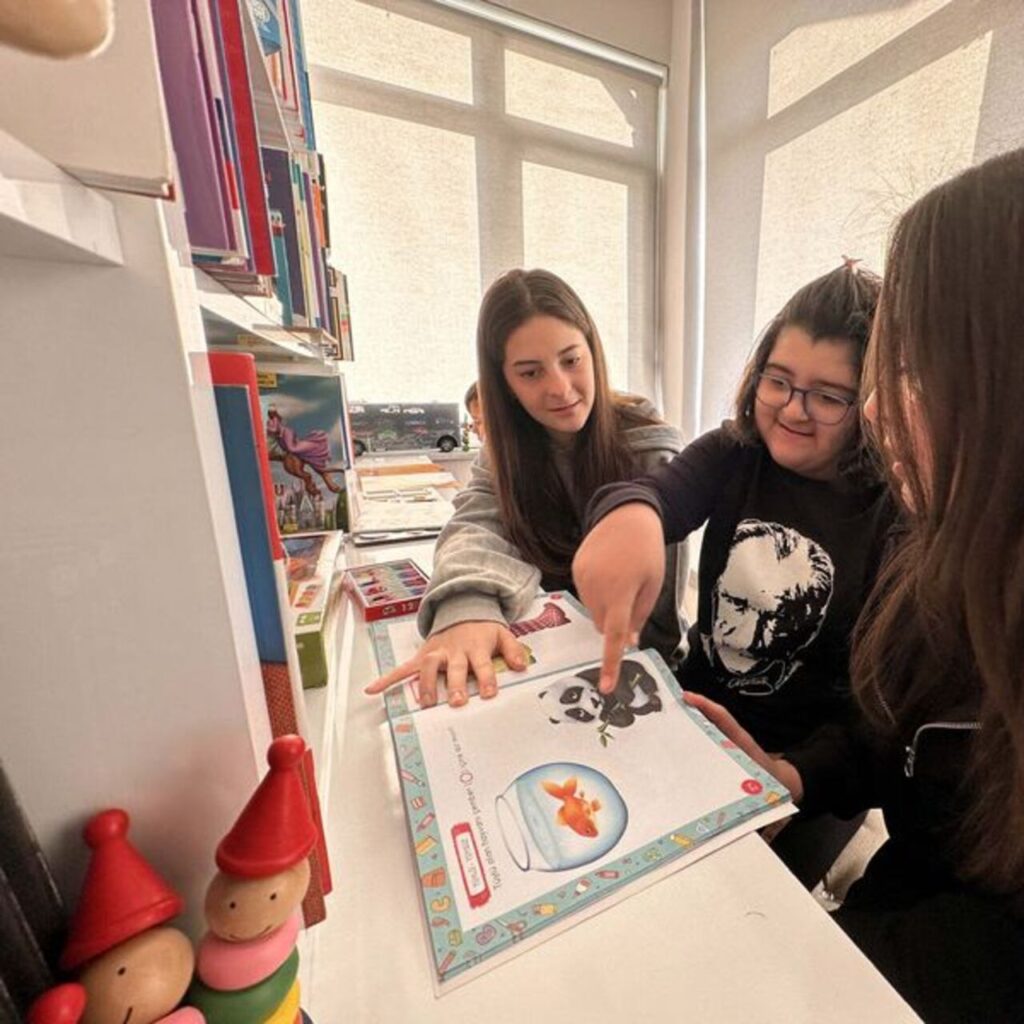 Muhtarlığın bir odasını öğrencilere ayırdı